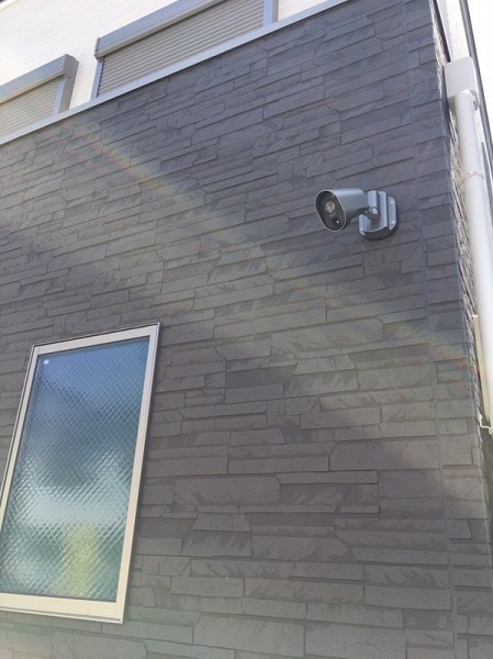 玄関には家族の安全を守る「防犯カメラ」がついています。